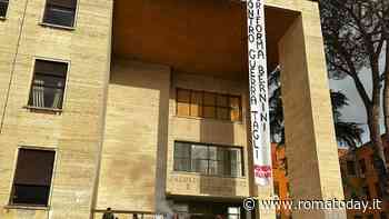 Sapienza, gli studenti occupano il tetto della facoltà di Lettere: "No a tagli, guerre e precarietà"