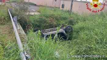 Incidente sull'Aurelia: perde il controllo dell'auto e si ribalta nel canale di scolo