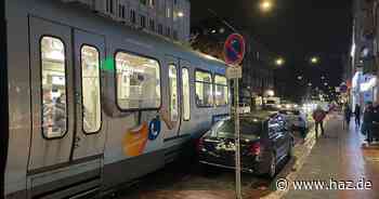 Üstra-Linie 9 geblockt: Falschparker behindert Verkehr auf der Falkenstraße