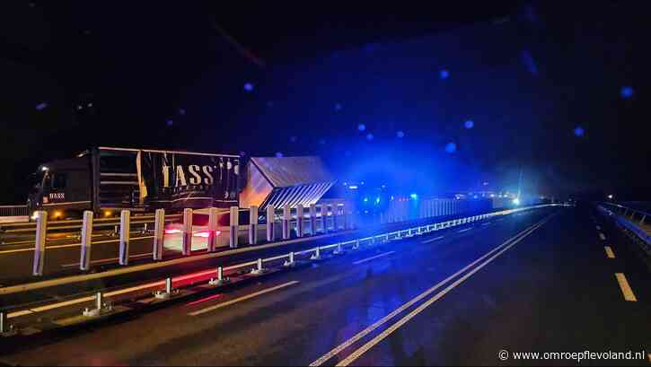 Flevoland - Storm Conall raast over Flevoland, omgewaaide bomen en ongelukken, N50 dicht
