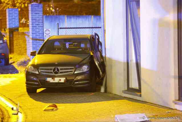 Auto belandt tegen gevel van huis op Hoevenzavel: bestuurder overleden