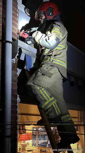 Harde wind blaast gevelplaat los in Aalsmeer