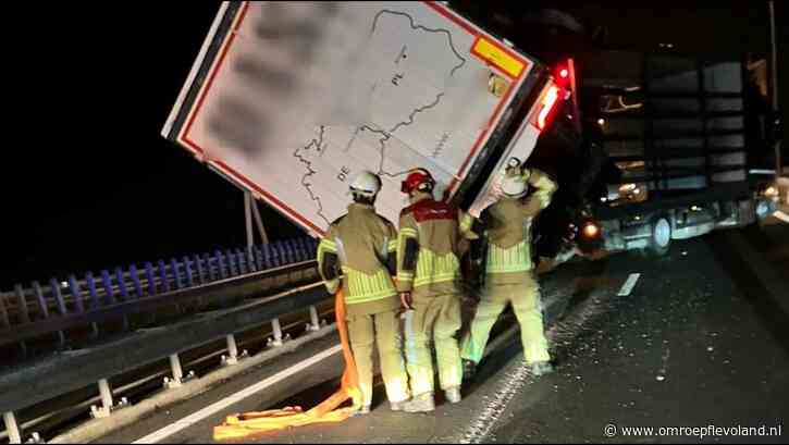Flevoland - Storm Conall: N50 bij Ramspol blijft na ongeluk tot na middernacht dicht, Balgstuw opgeblazen
