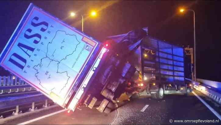 Flevoland - Storm Conall in Flevoland: omgewaaide bomen, N50 dicht en Balgstuw opgeblazen