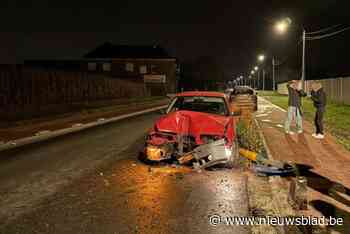 Bestuurder oldtimer crasht tegen wegversmalling