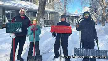 'Just pay it forward': Saskatoon students help neighbours clearing snow