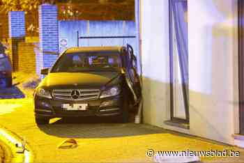 Auto belandt tegen gevel van huis, bestuurder overleden