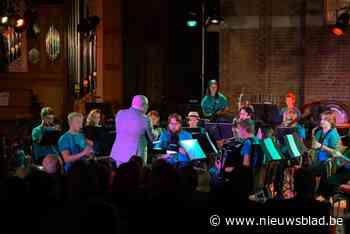 Jonge Ben De Ridder dirigeert harmonie De Wijngaard-Vrijheidsvrienden als een echte Glenn Miller