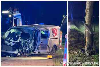 Bpost-koerier (21) zwaargewond na botsing tegen boom: “Hij zat half uur gekneld”