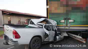 Pickup kracht bei Rattenkirchen frontal unter Lkw-Auflieger – Fahrer mit riesigem Schutzengel