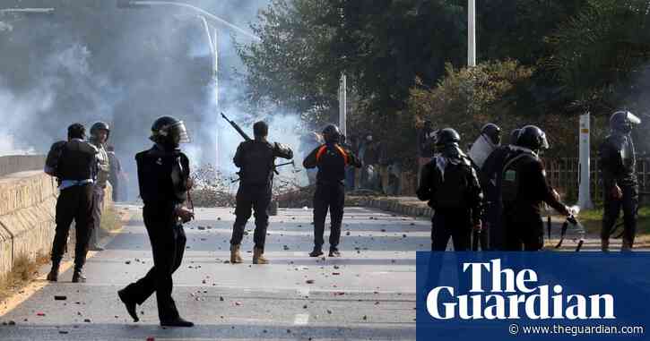 Pakistan army and police accused of firing on Imran Khan supporters