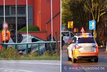 Achtervolging door politie eindigt met botsing tegen boom: man overleden