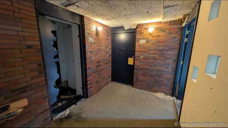 Almere - Flinke schade in Almeerse woningen na explosie, teller met explosies bijna op 30