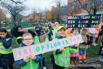 Leerlingen ijveren met fluowandeling voor meer verkeersveiligheid: “Er passeren veel vrachtwagens voorbij onze school”