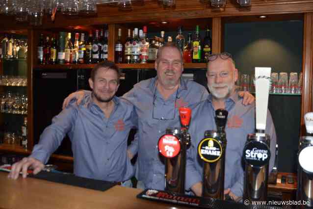 Frank (55) en Gert (48) houden De Vliegende Hollander open na pensioen cafébaas Walter (64): “We vreesden onze stamkroeg te verliezen”