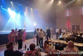 Senioren leven zich uit op dansvloer in cultuurcentrum