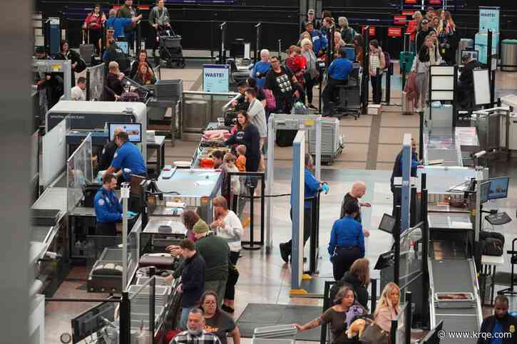 See the 10 worst airports for on-time Thanksgiving travel: report