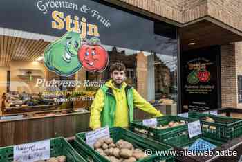 Stijn opent groenten-en fruitzaak recht tegenover de bakkerij van zijn ouders