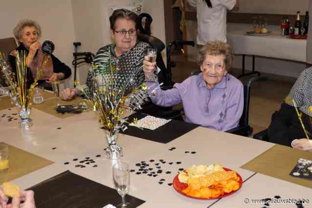 Yvonne viert 103de verjaardag met hapjes en muziek: “Lievelingsliedje blijft ‘Yesterday’ van The Beatles”