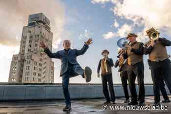 Fernand Huts stelt al dansend en onder orkestbegeleiding nieuw boek voor over Antwerpse Boerentoren