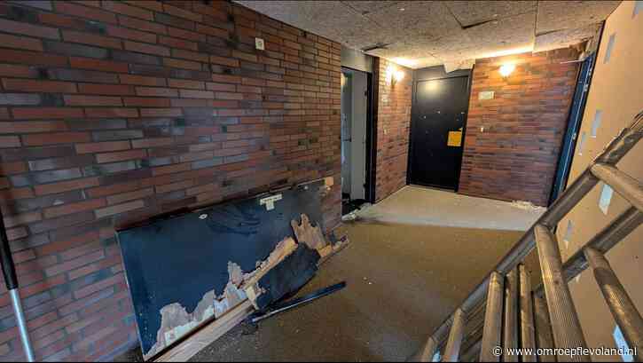 Almere - 'Wie belt om drie uur 's nachts aan?' Bewoners appartementencomplex nemen schade op na explosie