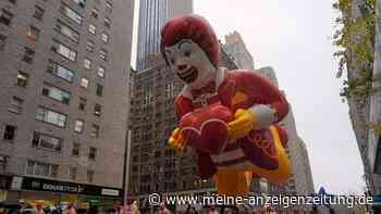 Pitschnasse Thanksgiving-Parade schwebt durch New York