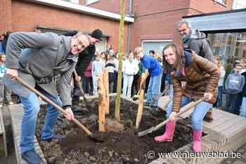 Leerlingen wijden hun nieuwe, zelfgekozen groene speelplaats op originele manier in