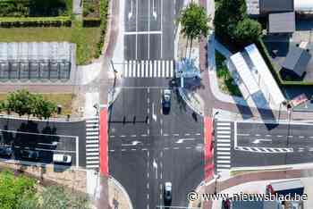 Nieuwe fietsenstalling op kruispunt krijgt langverwachte fietsbeugels