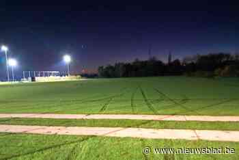 Vandalen trekken met auto diepe sporen over voetbalvelden
