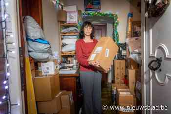 Kelly en Sonia hebben thuis eigen postpunt:  “Tot vijftig mensen per dag komen hier hun pakje uithalen”