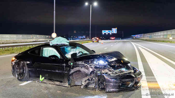 Porsche crasht dusdanig hard op A9 dat wiel afbreekt