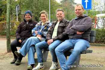 Wandelaars huldigen tien nieuwe zitbanken in Vlimmeren in