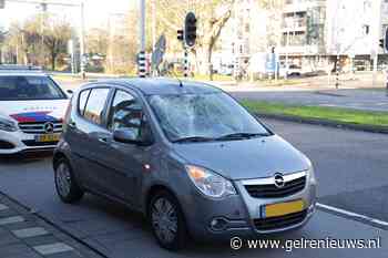 Fietser belandt op voorruit van auto in Arnhem en raakt gewond