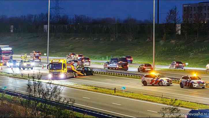 Almere - A6 richting Lelystad een uur dicht na ongeluk bij Almere