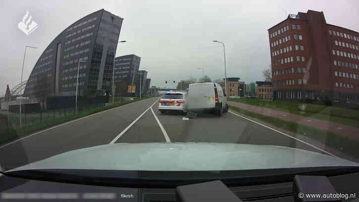 Video – Politie-A6 beukt bestelbusje de sloot in
