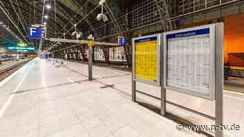 Ankunftsübersicht am Bahnsteig: Bahn hängt Papierpläne doch noch länger aus
