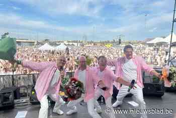 Strangers Tribjoetband 4Tact staat op podium met 45 muzikanten in ’t Waaigat
