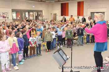 Weihnachtskonzert mit 200 Nieheimer Grundschulkindern