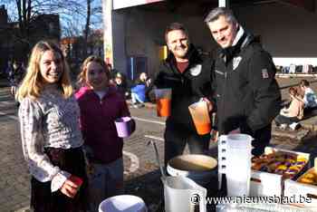 Boardingvoetballers serveren soep en mandarijntjes op school: “Opbrengst van ons toernooi gaat naar strijd tegen lege brooddozen”