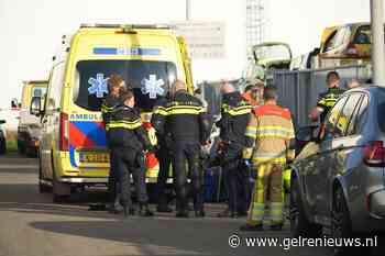 Persoon in brand bij een autobedrijf