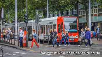 Mann in Köln vor einfahrende Bahn geschubst – Polizei sucht Kapuzen-Täter