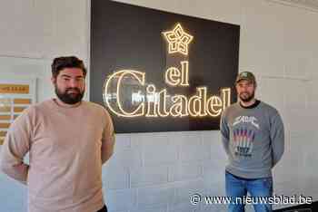 Broers spelen 36 uur padel voor De Warmste Week: “Het wereldrecord breken zou leuk zijn, maar we willen vooral veel geld inzamelen”