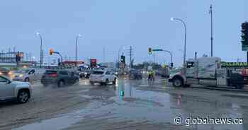 Logan Avenue water main break causes delays for Winnipeg commuters