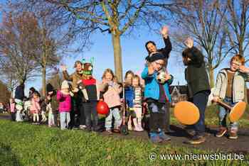 Kleuters Sint-Martinus wandelen in stoet liefst 3 kilometer naar hun nieuwe school: “Hun beentjes zijn getraind”