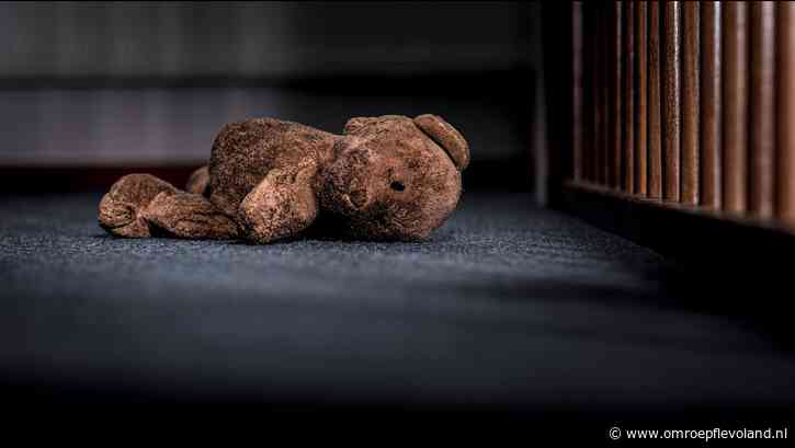 Almere - Opa (74) legt naakt in bed aan stiefkleindochter uit wat erectie is: negen maanden cel