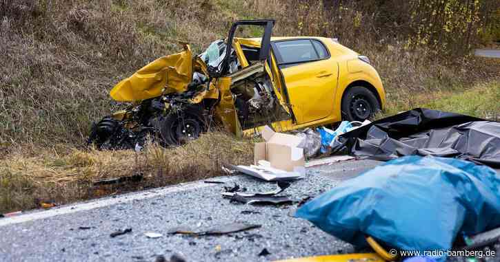 Frontalzusammenstoß von Bus und Auto – 24-Jährige stirbt