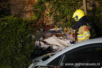Auto rijdt door muur van woning na ongeval
