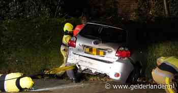 Auto rijdt gevel van woning in bij ongeval: bewoners en bestuurder ongedeerd