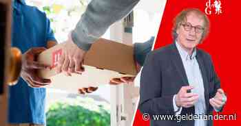 Toen ik mijn fiets op slot zette, zag ik de buurman met een pakket dat hij blij omhoog hield