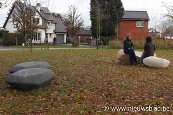 Maasmechelen opent pocketpark met  Maaskeien als bankjes